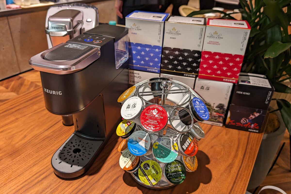 幅10cmで設置しやすい「KEURIG」の新型コーヒーマシンを体験、お茶の