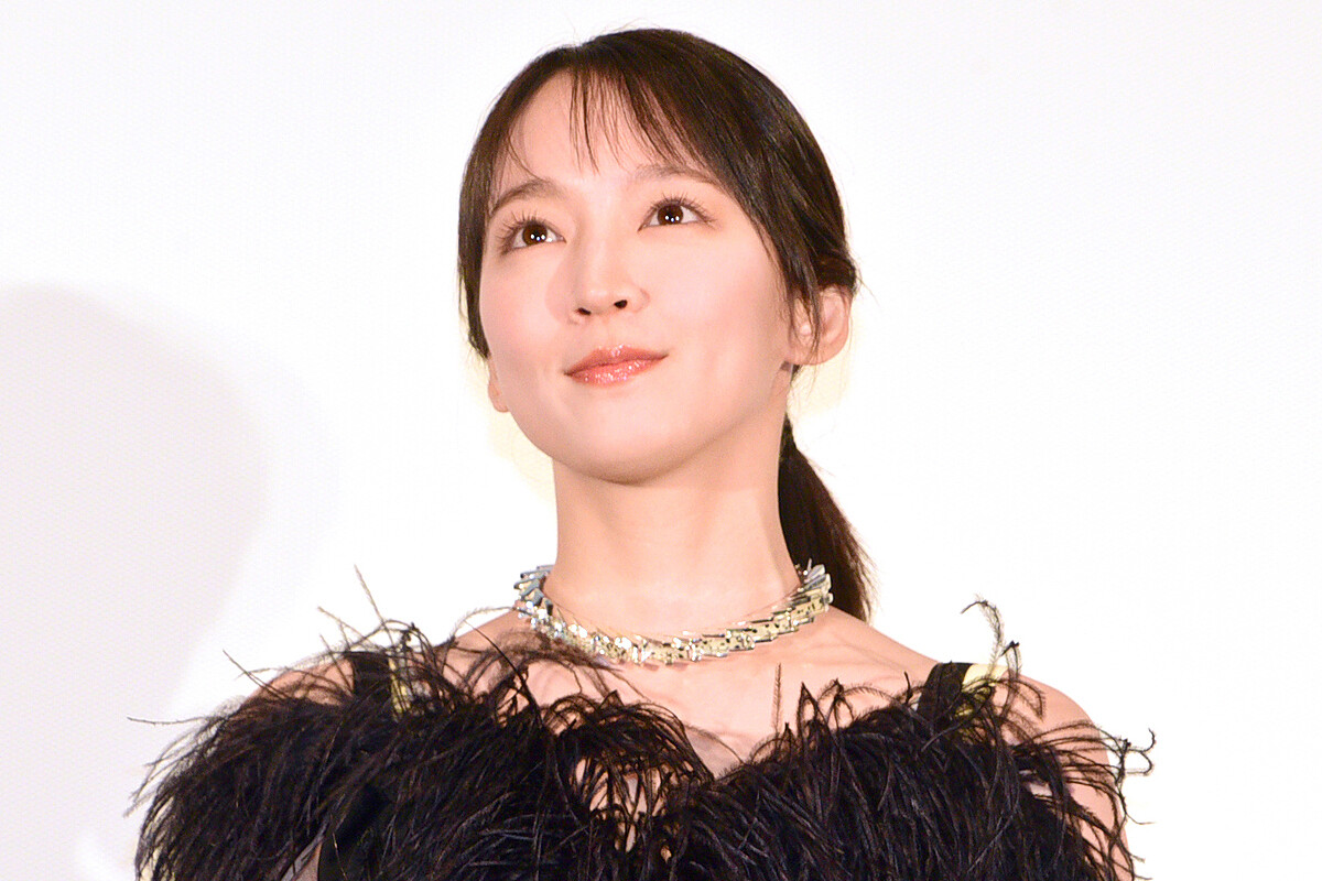 吉岡里帆、美背中あらわなドレスで魅了 映画の中で首を絞められた自分が「おじさんに…」 | マイナビニュース