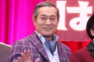 松平健、ウンパルンパ風衣装に照れ「ひざ下がこんなに出ちゃって恥ずかしい」