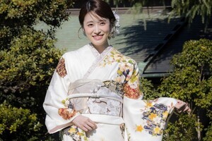 高橋ひかる、胸元レースや花のデザインが印象的な着物姿「いい年を迎えられそう」