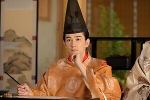 町田啓太、烏帽子姿で考え事!? 『光る君へ』藤原公任役の扮装写真公開