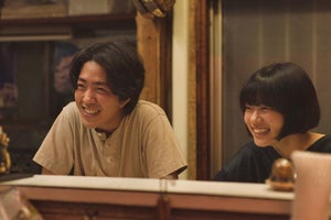 杉咲花、“恋人”若葉竜也と居酒屋のカウンターで満面の笑み　『市子』場面写真