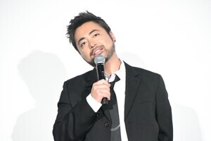 山田孝之、壇上で“想像の存在”と会話し始める　ヒット祈願でハプニングも