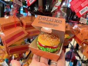 【なんでもありか!】アメリカの「クリスマスオーナメント」が自由過ぎ! - 驚きの装飾品がずらり