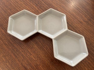 【3COINS】お鍋に最適な「仕切り薬味皿」がこの冬活躍間違いなし!!