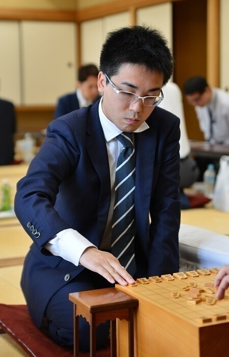 菅井八段は斎藤八段との大一番（竜王戦、順位戦）を連続で制した
