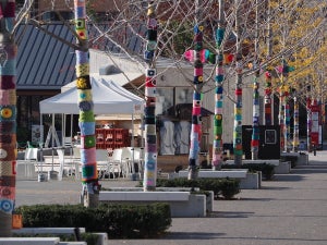 「あったかそう」「ほっこりする」編み物で彩られた池袋の街がSNSで話題! - アートプロジェクト「としま編んでつなぐまちアート2023」開催中!