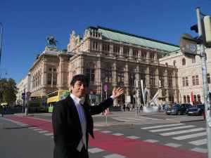 天才指揮者役の西島秀俊、ウィーン国立歌劇場の前でさわやかな笑顔