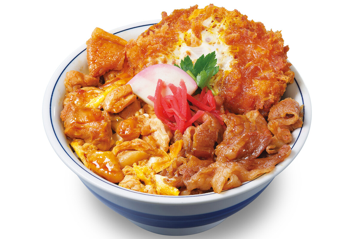 【夢の肉丼】カツ丼・牛丼・親子丼が1杯に!「かつやのトリプルカツ丼」が豪華すぎる -「最高じゃん」「ありそうでなかった商品」「これ絶対うまいや 