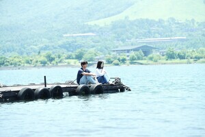 山田涼介&浜辺美波、湖畔で静かに腰掛ける　『サイレントラブ』場面&メイキング写真