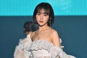 なえなの、デコルテ全開＆美脚あらわなミニドレスでランウェイ