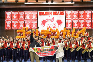 山崎賢人&山田杏奈、大阪「GOLDEN BEARS」とサプライズし合い「うるうるしちゃいました」