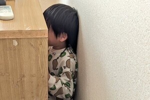 【子どもはスキマ好き】家具をズラして楽しい罠をつくる「絶好の隠れ場所」「狙い通りにはまってて笑うしかない」