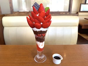 【実食】ココスの「Very Berry 15パフェ」が1,000円台と思えないボリューム感! いちご15粒を贅沢に使用した、大満足のいちごパフェだった