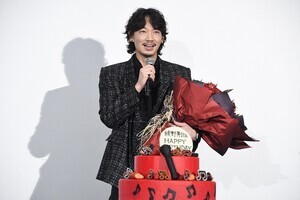 綾野剛、バースデーサプライスに照れ　“母”ヒコロヒーの登場に驚き「母さん!」