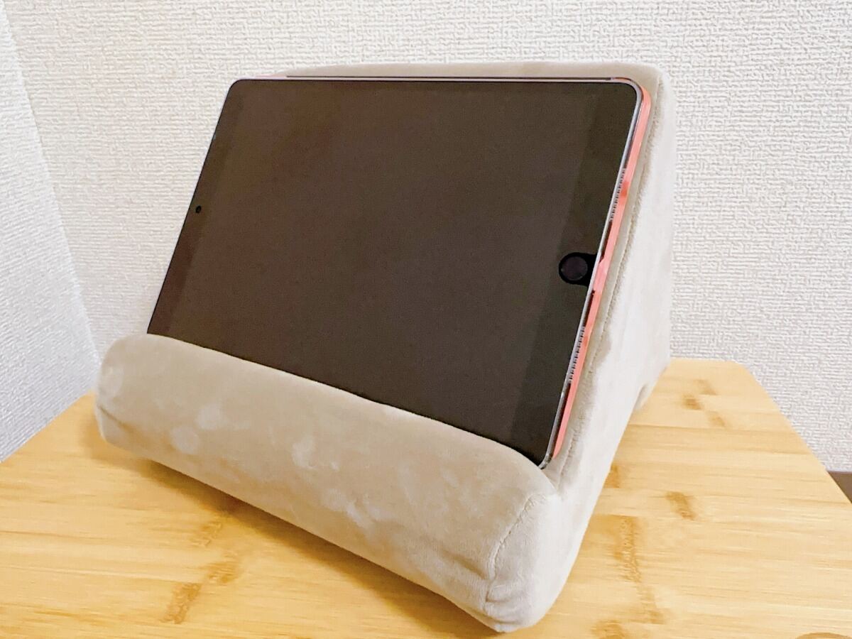 3COINS】ベッドでのタブレット使用が快適に！ 「クッションタブレット