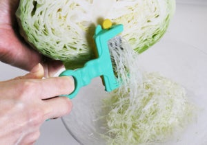 0.3mmの‟超極薄”キャベツ千切りも簡単に! 野菜を透けるほど薄く削れるピーラーが登場