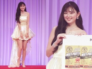 ゆうちゃみ、ミニドレスで美脚あらわ 「K-1 AWARDS」でプレゼンター務める