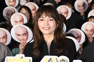 川口春奈、ボディライン際立つ黒の“女スパイ”風衣装で魅了