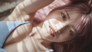 AKB48村山彩希、ピンクヘアの“桃色転生”グラビア　『BUBKA』増刊号で表紙