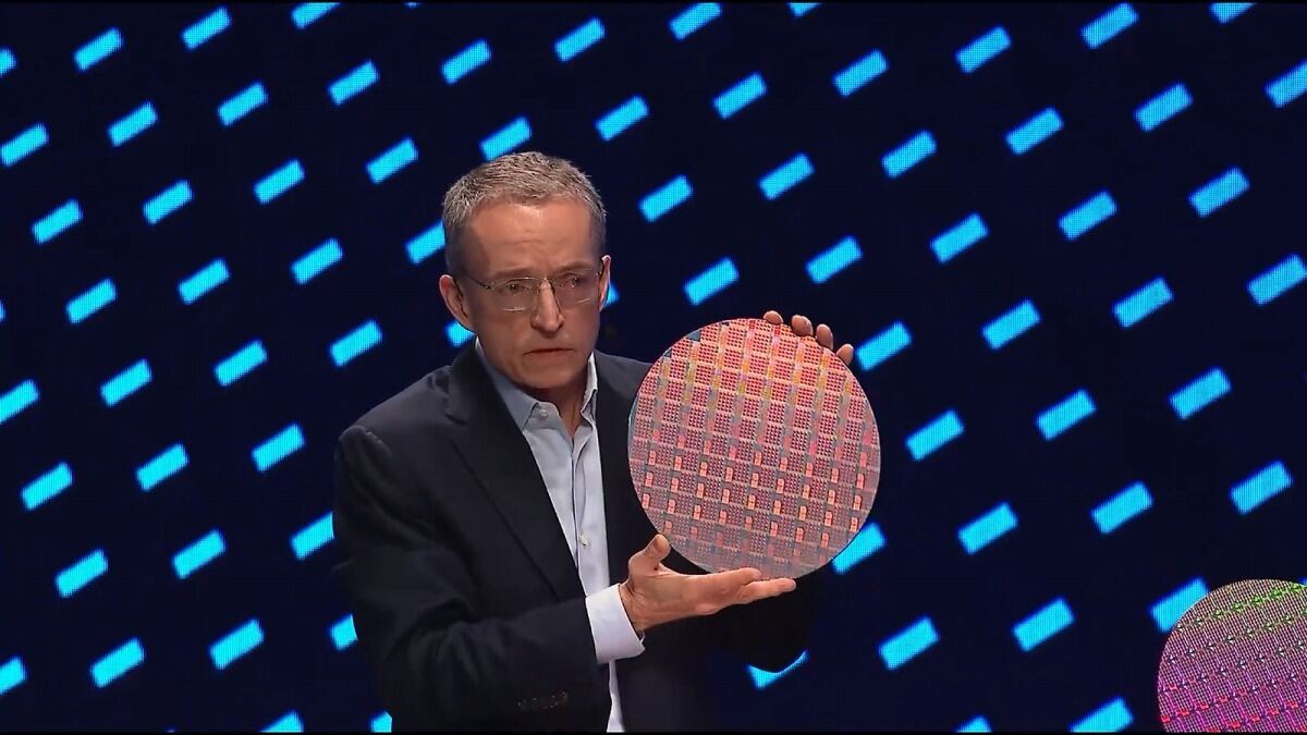 Photo00: Intel 16-Eプロセスのウェハを初公開するPat Gelsinger CEO