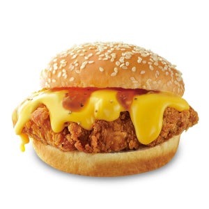 【禁断の組み合わせ】ドムドムバーガー、甘み×塩気の「メープルチーズチキンバーガー」発売 -「これだからドムドム好き」「食欲をそそられるなぁ」と話題
