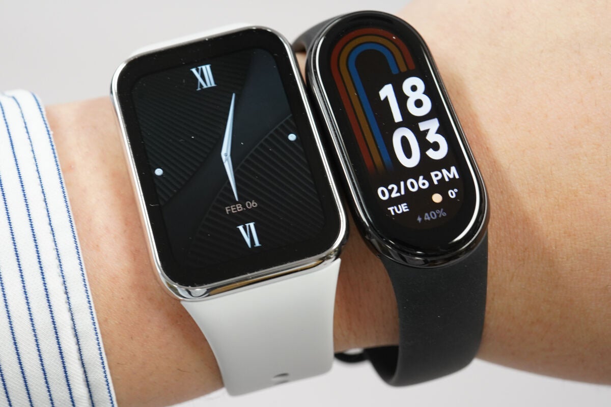 「Xiaomi Smart Band 8」（写真右）と並べて着けてみたところ