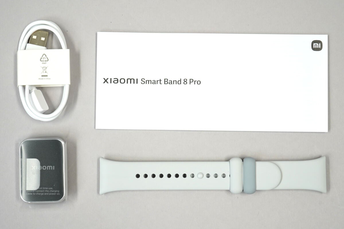 内容物一覧。マグネット式の充電ケーブルはXiaomi Smart Band 8などの付属品と同じ