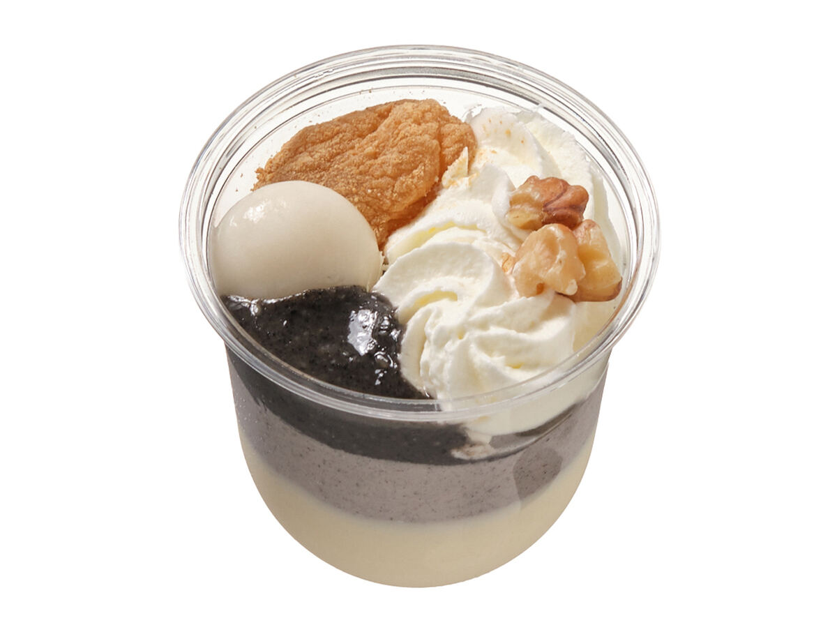 「黒ごまと豆乳ブラマンジェパフェ くるみ使用」(324円)