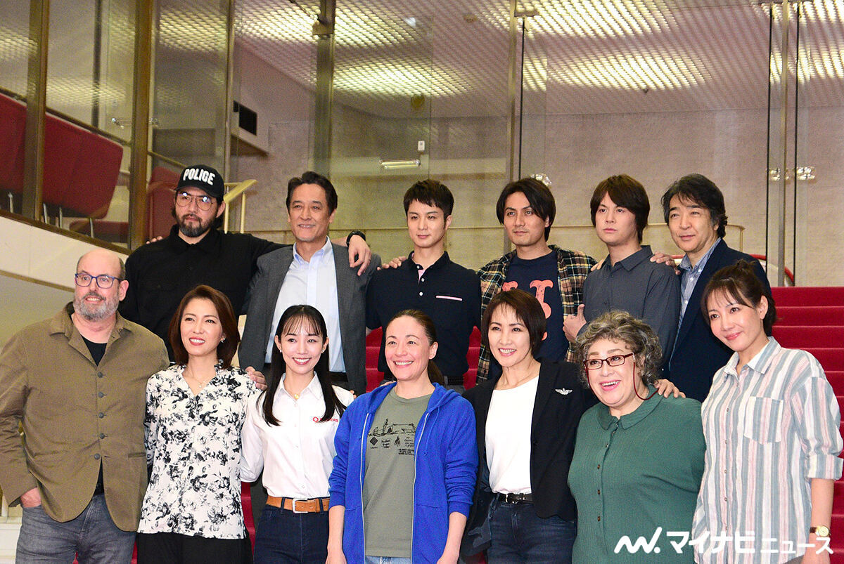 安蘭けい、咲妃みゆ、シルビア・グラブ、濱田めぐみ、森公美子、柚希礼音。後列左から石川禅、浦井健治、加藤和樹、田代万里生、橋本さとし、吉原光夫