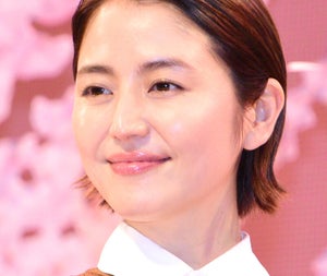 長澤まさみ、深スリットで美脚チラリ　口止めするも陰の努力をバラされ「恥ずかしい」