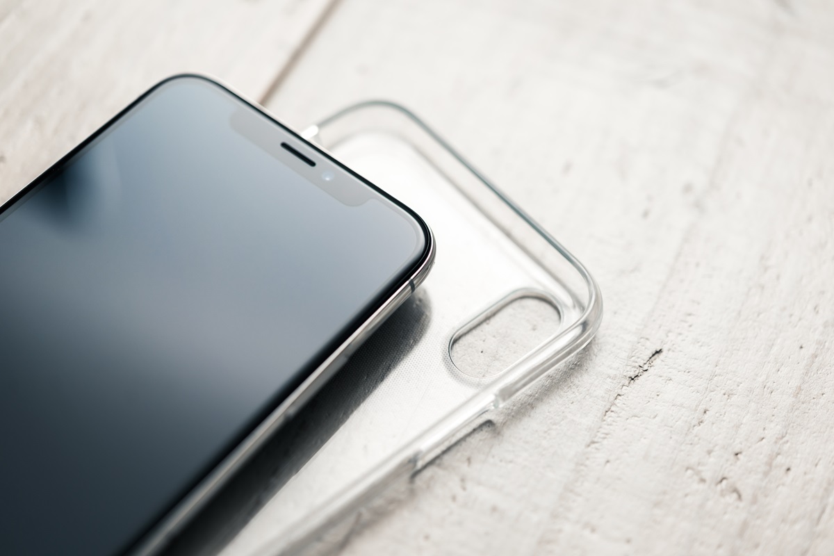 スマホにステッカーを挟むのってダサいの?