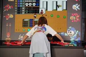 ユニクロ原宿店に巨大アーケードゲーム筐体が出現！　デカボタンでのプレイに吉田沙保里さんも疲れる