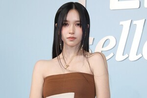 TWICE・MINA、FENDIのビスチェドレスで美デコルテ披露「帯のようなデザインに」