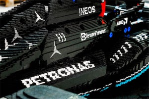 レゴ ブロックで制作した実車サイズのメルセデス F1 マシンが鈴鹿に登場｜サイン入り商品が当たるキャンペーンも！