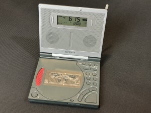 20年ぶりに引っ張り出したSONY『FM/AM CD CLOCK RADIO ICF-CD2000』は、やっぱりミレニアム級の名機だった