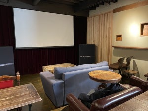 【15席の映画館】食事をしながら映画鑑賞できるカフェ「シネマアミーゴ」の魅力とは -「素敵すぎて暫定1位の映画館」「逗子最高」の声