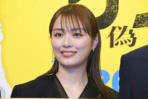 内田理央、美脚のぞかせるミニ丈衣装で魅了　騙されやすいタイプで業務用Wi-Fiを契約