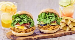 【爆盛り】パクチー5倍!? フレッシュネスバーガーから「ガパオ」と「グリーンカレー」のパクチーバーガー登場 -「こんなに食べタイハンバーガー他にない」「たまらん」と話題