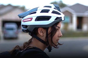 スピーカーやウインカーを内蔵、Bluetooth接続の自転車用スマートヘルメット
