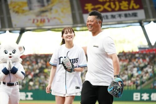 細川愛倫さんと細川亨さん©SEIBU Lions