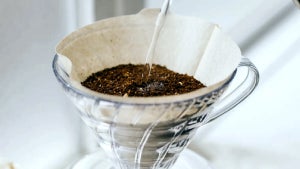 お湯の注ぎ方で、コーヒーの味や香りを自在にコントロールできる。HARIOの「V60 透過ドリッパー」