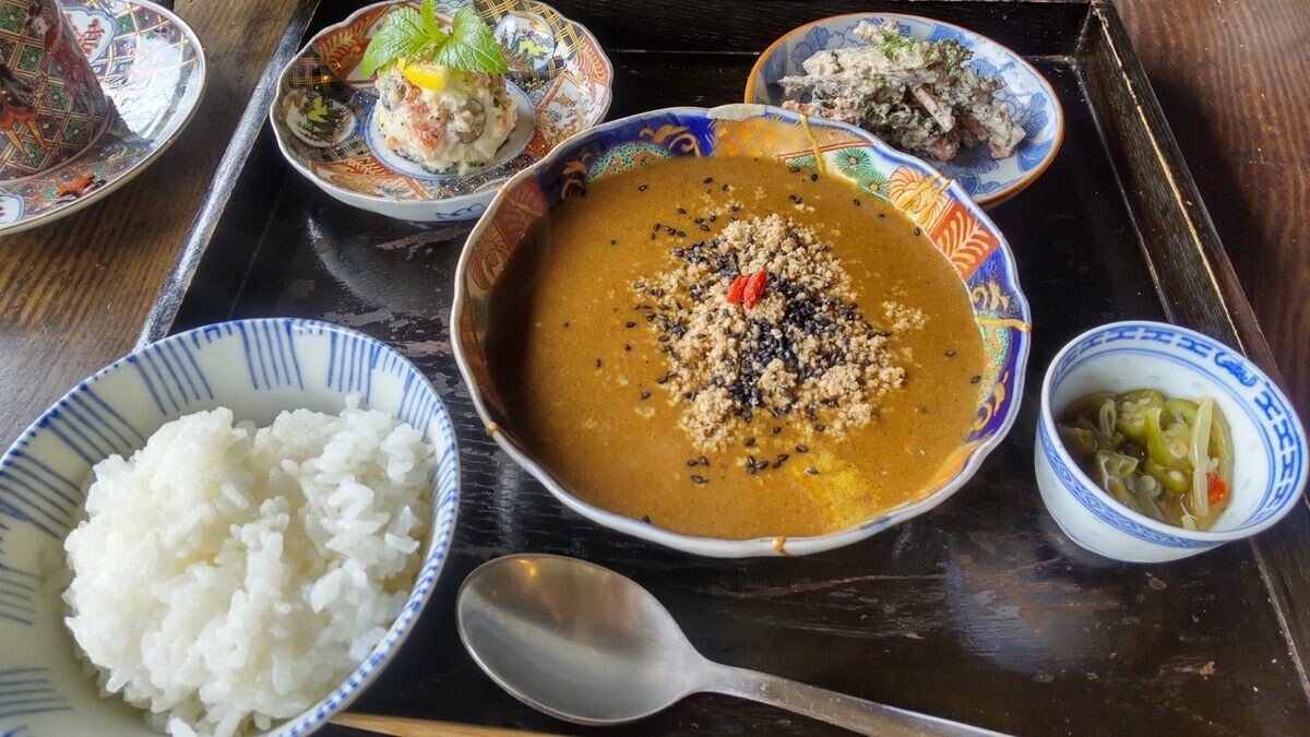 【鎌倉 グルメレポ】燕カフェ - 看板メニューの薬膳カレーに舌鼓。地…