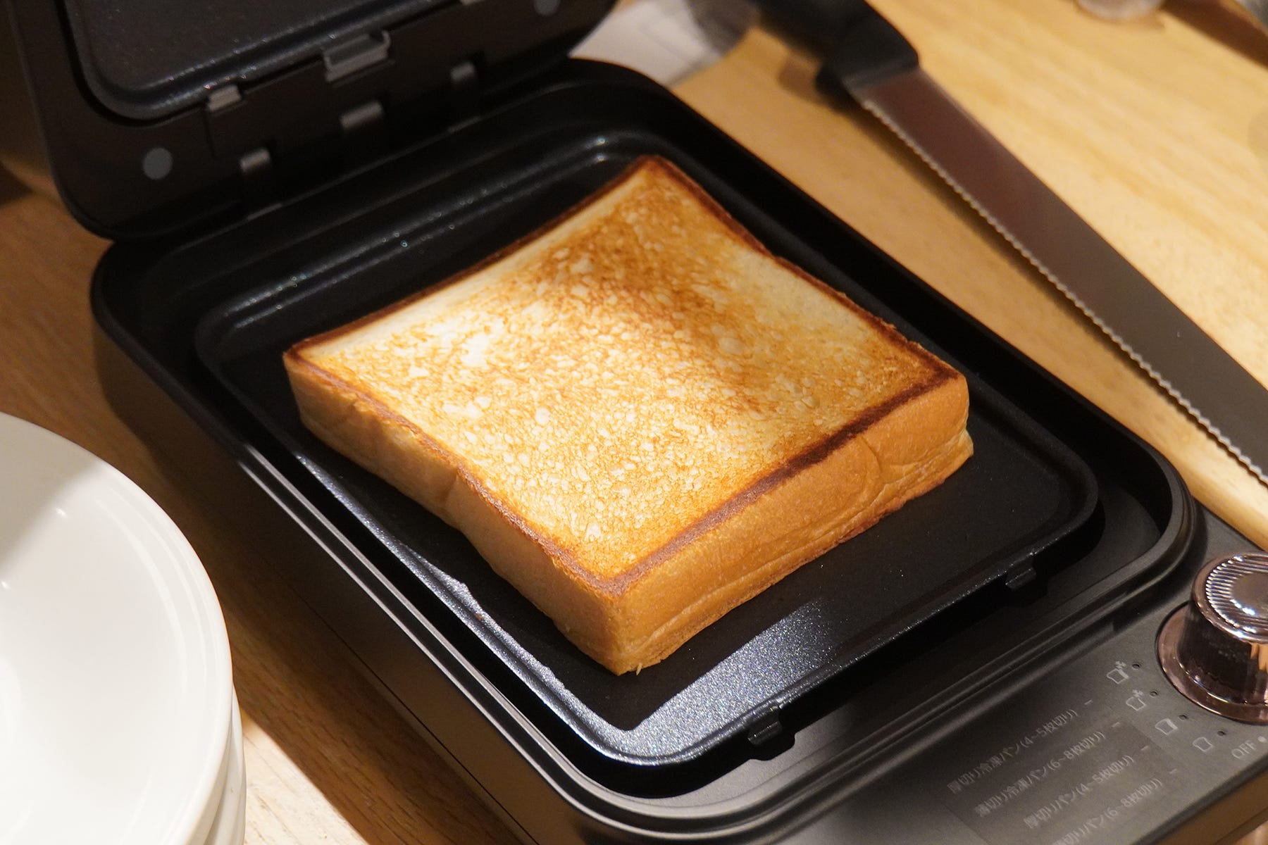 食パンの裏も表も最高の焼き目！ アビエンの新構造トースターはバターなしでも美味しい仕上がり | マイナビニュース
