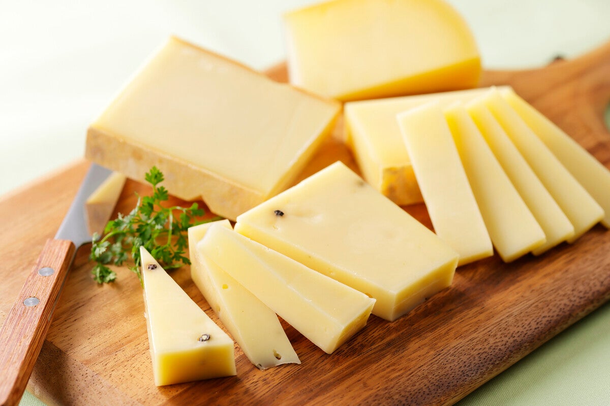 北海道鶴居村のふるさと納税返礼品「鶴居村の生乳で製造したナチュラルチーズ」とは?