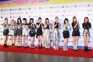 ME:I、美スタイル際立つ衣装で「KCON」レッドカーペット登場　初出演に感激「夢みたい」