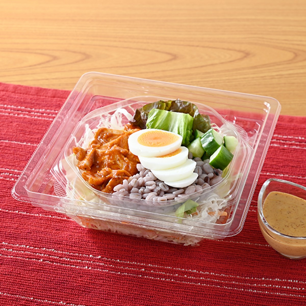 「スパイシーチキンと玉子のサラダ」(398円)