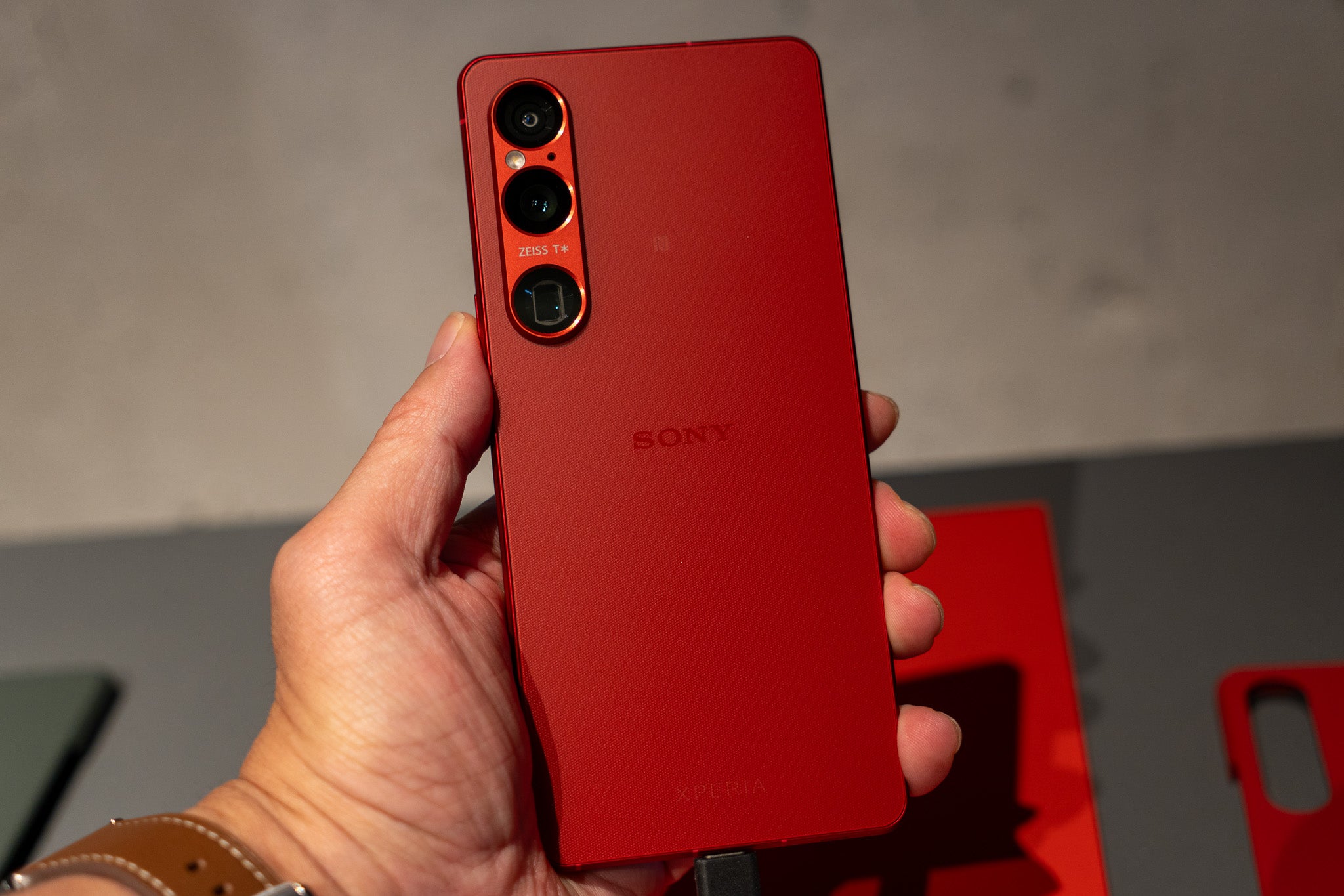 「Xperia 1 VI」を手に持つ 背面