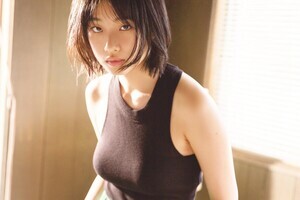 河合優実、妖艶でアンニュイな表情&挑発的でクールな出で立ち