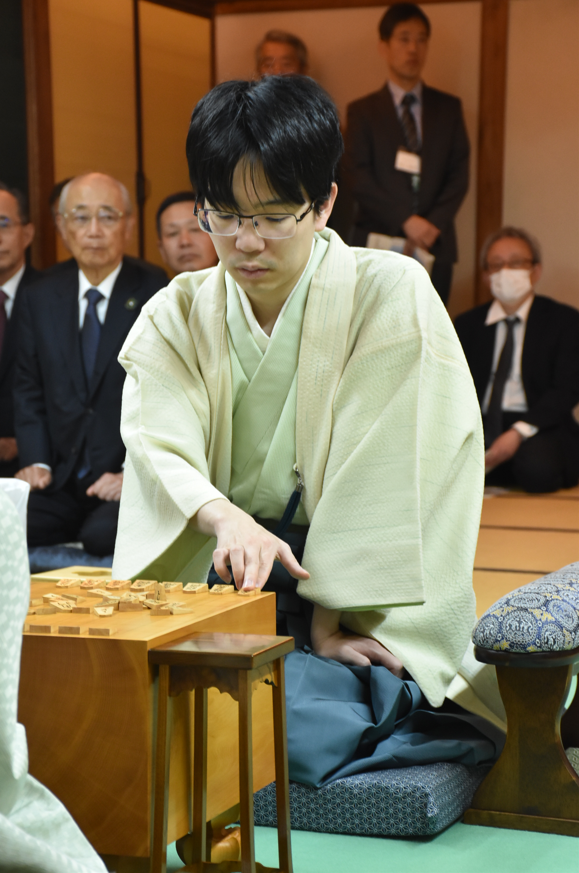 豊島九段は今年度初勝利を挙げるとともに対藤井名人戦の連敗を12でストップ（提供：日本将棋連盟）